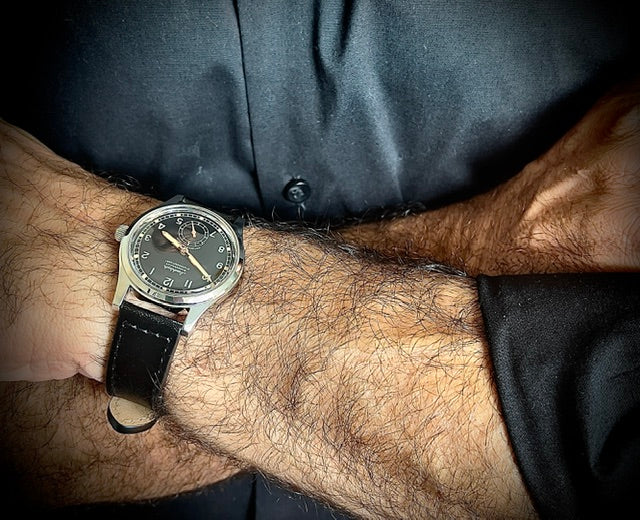 Montre de pilote Aeschbach WW2 modèle Allemagne Luftwaffe / Reichsluftfahrtministerium (RLM) avec un mouvement suisse Sellita SW216 à 24 rubis et un verre saphir bombé vintage en forme de boîte