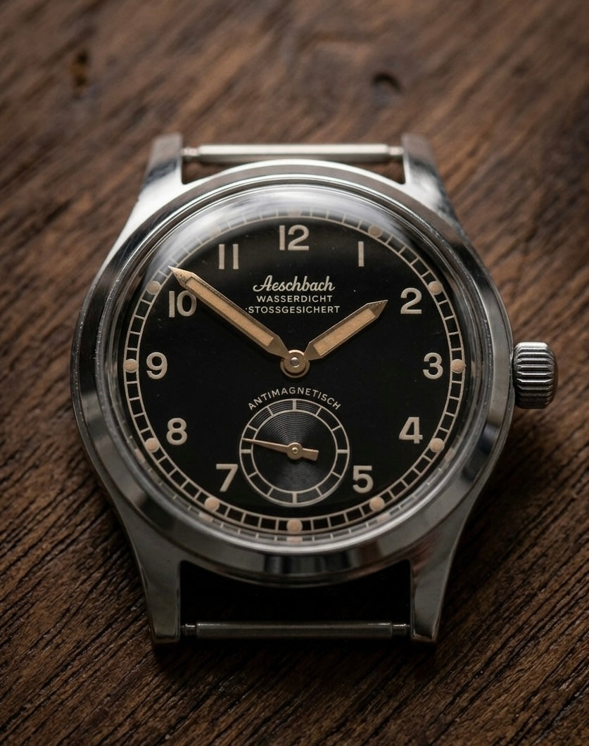 Montre de pilote Aeschbach WW2 modèle Allemagne Luftwaffe / Reichsluftfahrtministerium (RLM) avec un mouvement suisse Sellita SW216 à 24 rubis et un verre saphir bombé vintage en forme de boîte