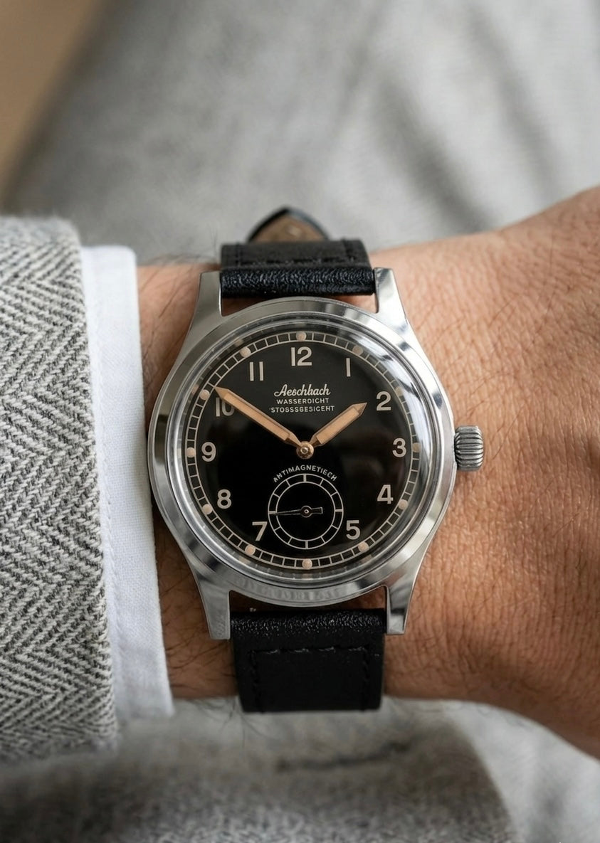 Montre de pilote Aeschbach WW2 modèle Allemagne Luftwaffe / Reichsluftfahrtministerium (RLM) avec un mouvement suisse Sellita SW216 à 24 rubis et un verre saphir bombé vintage en forme de boîte