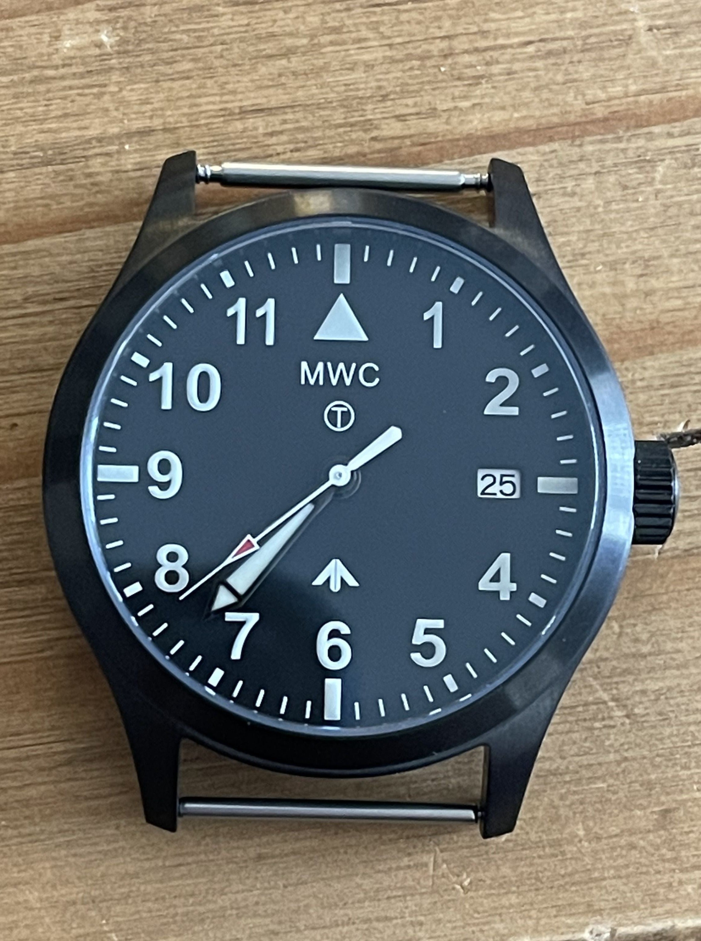 Par de pasadores de reloj diseñados para crear la apariencia de un reloj militar con barras sólidas fijas