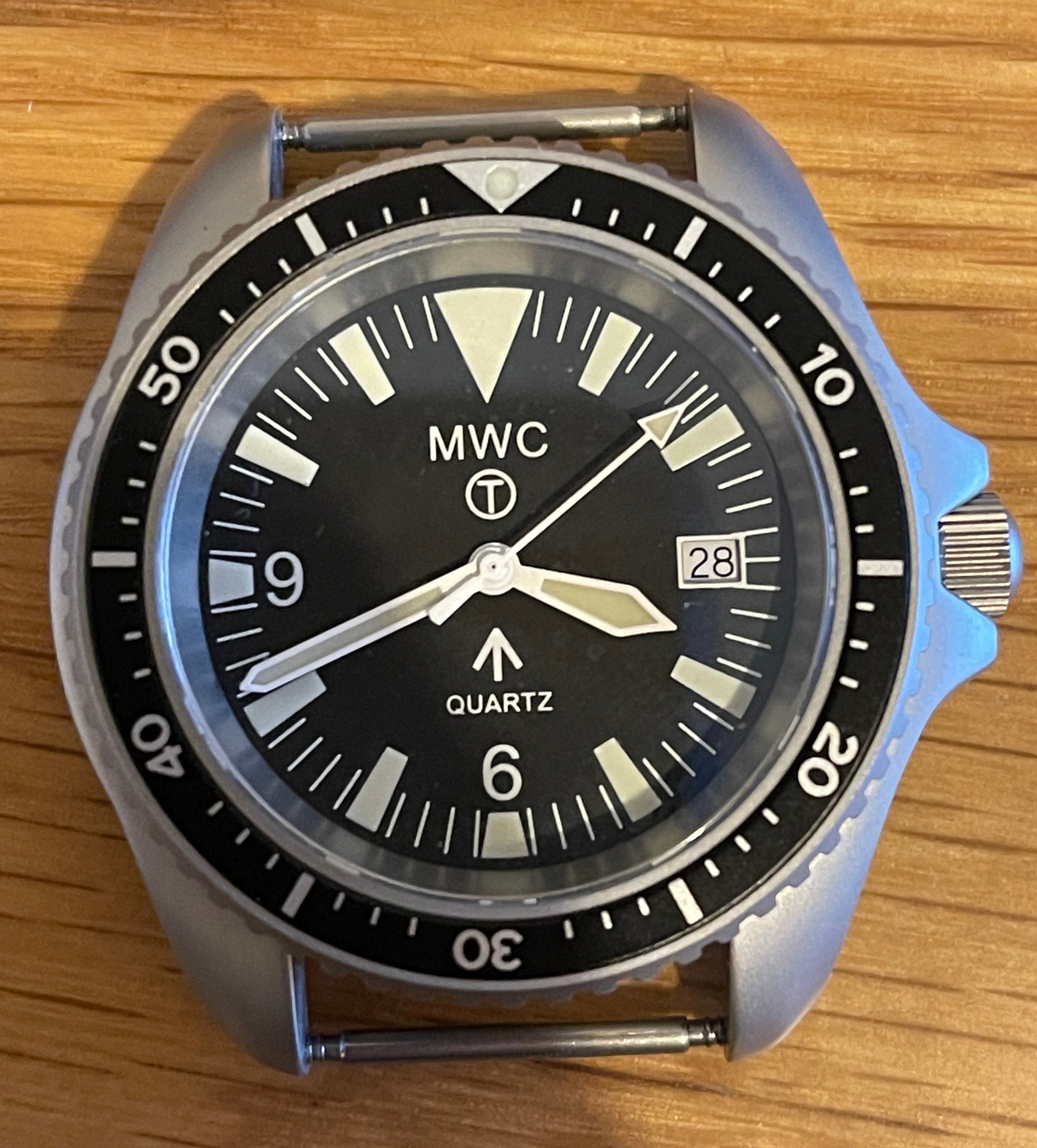 Par de pasadores de reloj diseñados para crear la apariencia de un reloj militar con barras sólidas fijas