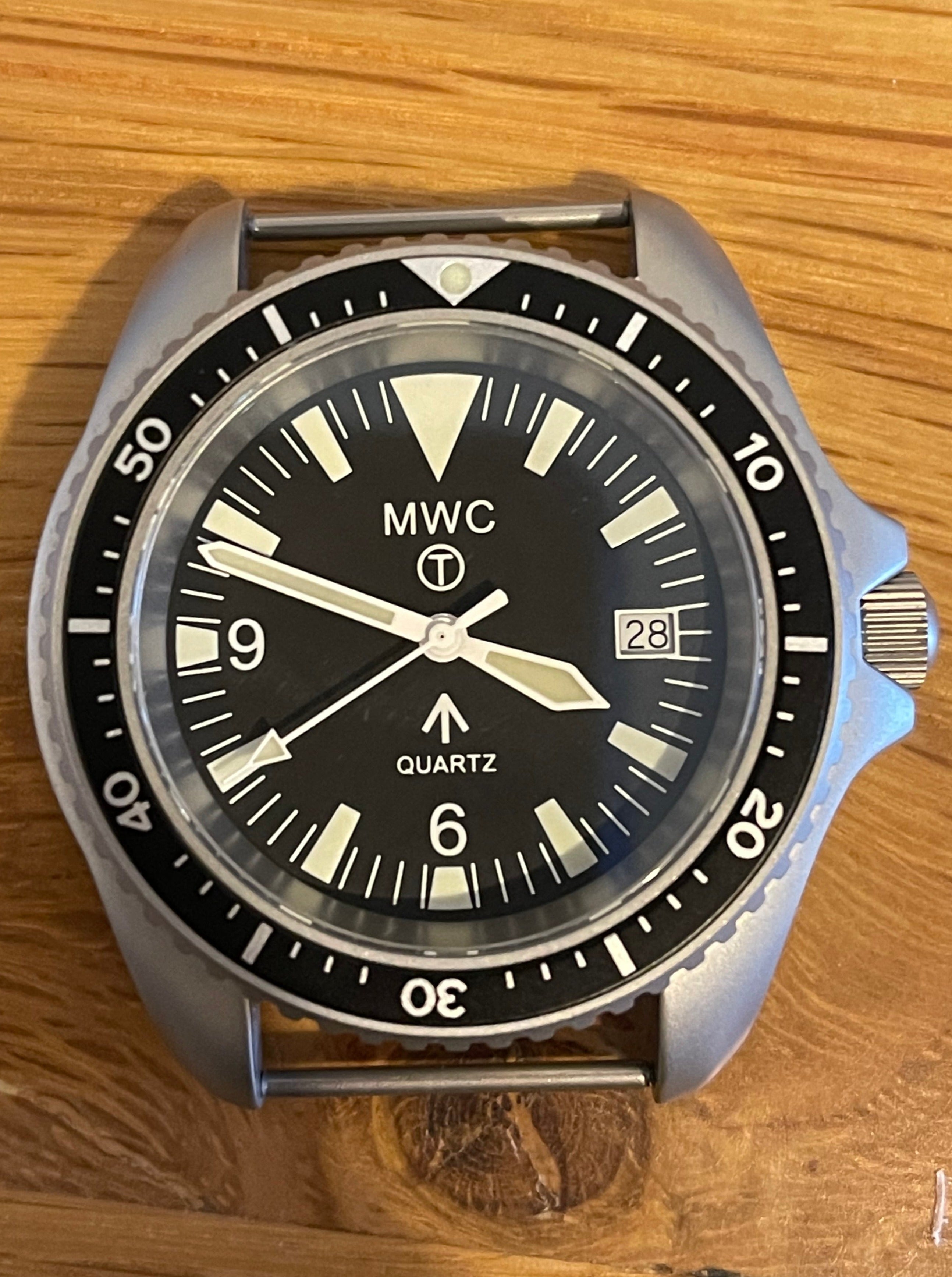 Par de pasadores de reloj diseñados para crear la apariencia de un reloj militar con barras sólidas fijas