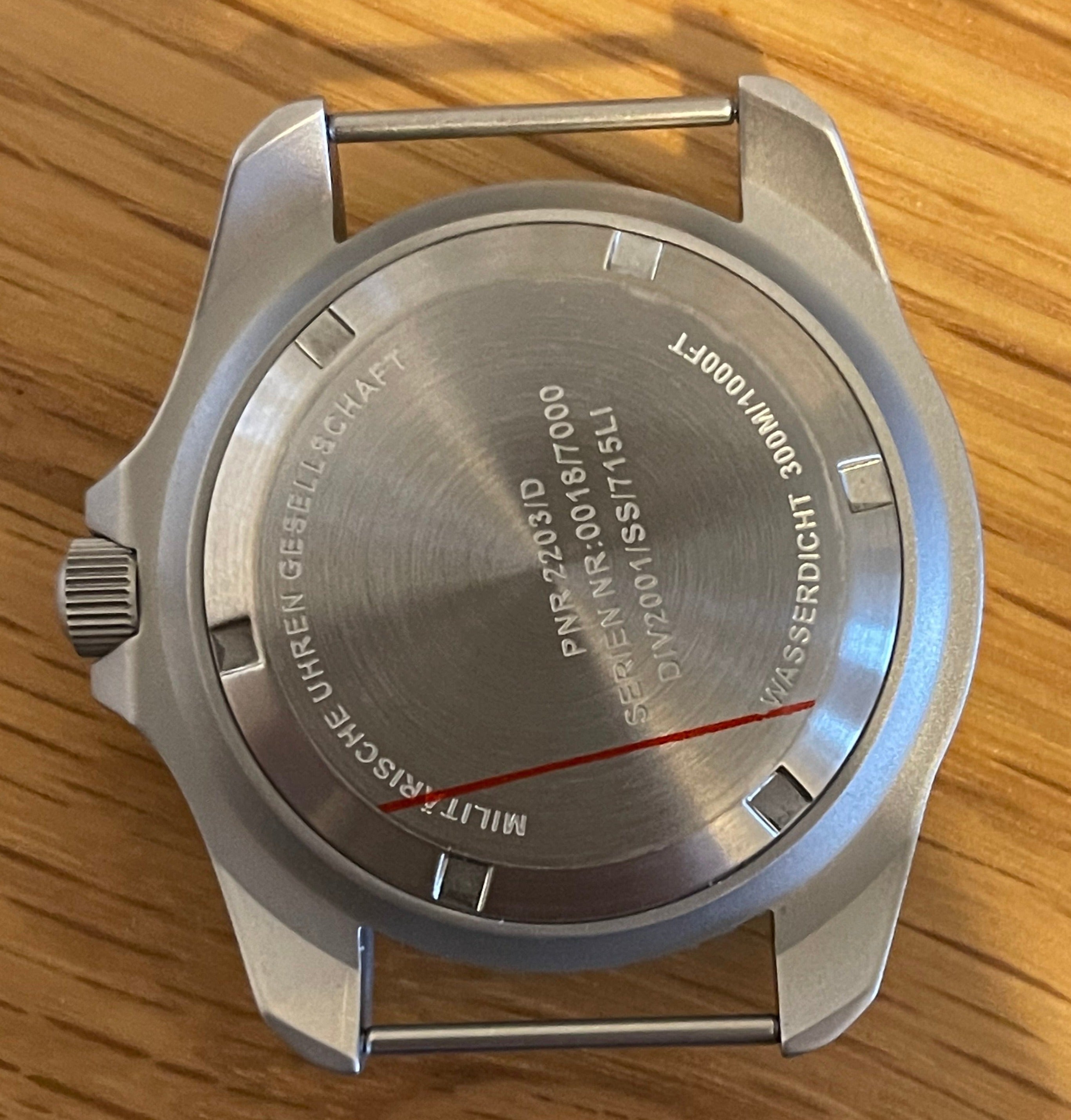 Par de pasadores de reloj diseñados para crear la apariencia de un reloj militar con barras sólidas fijas