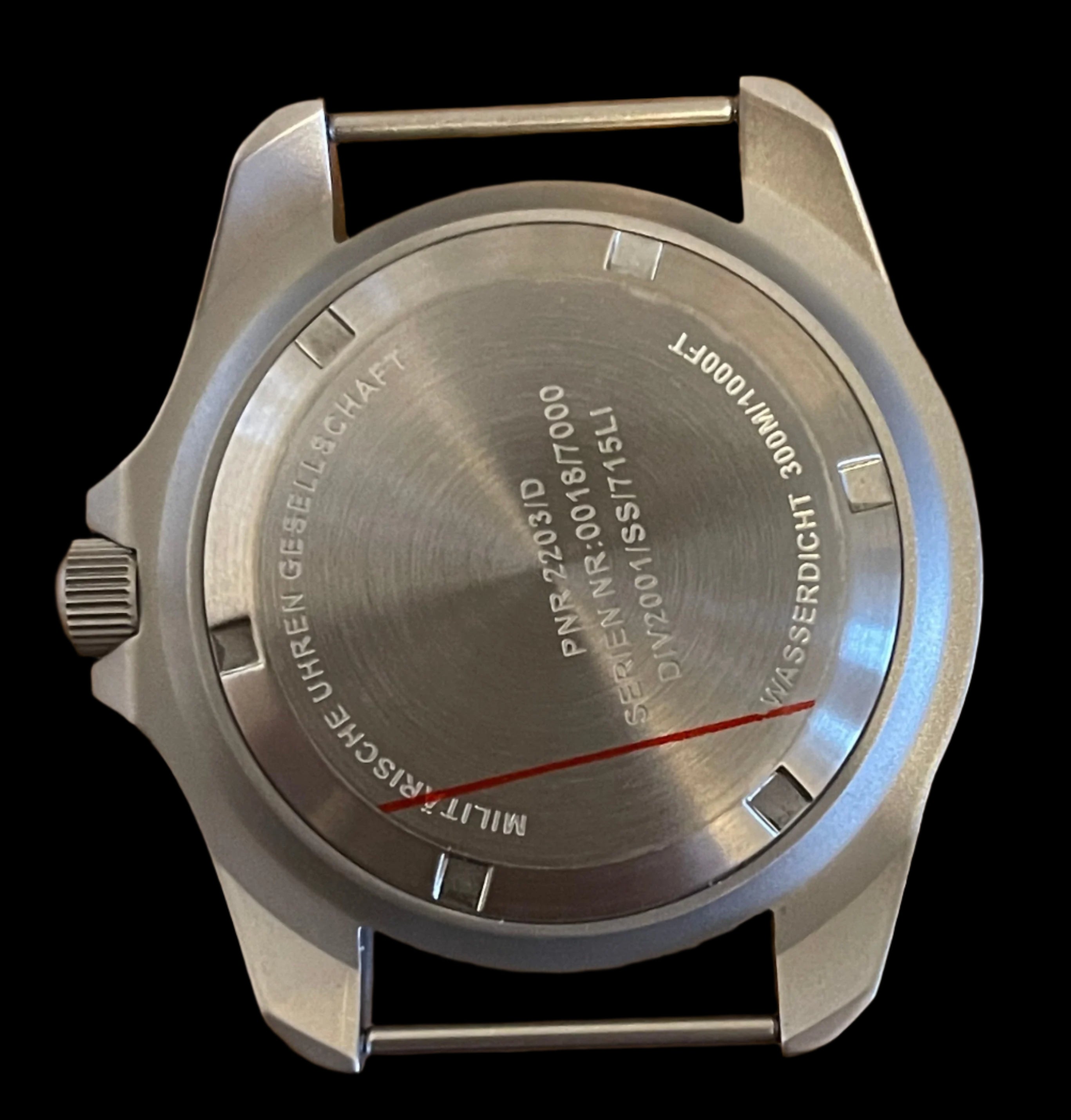 Par de pasadores de reloj diseñados para crear la apariencia de un reloj militar con barras sólidas fijas