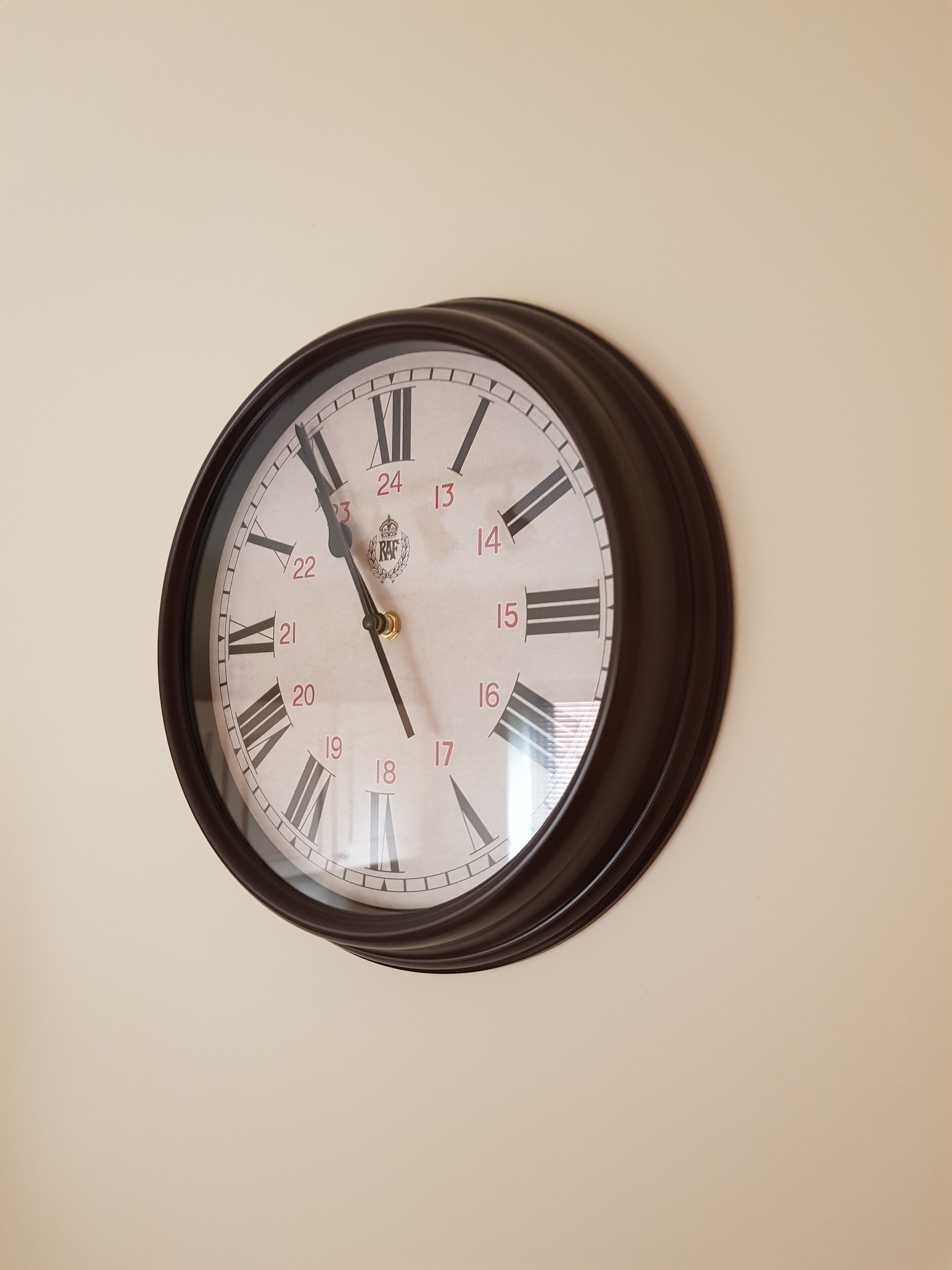 Réplica de reloj de pared patrón RAF 1943 12/24 con movimiento de cuarzo silencioso y segundero barrido (tamaño 12"/30.5cm)