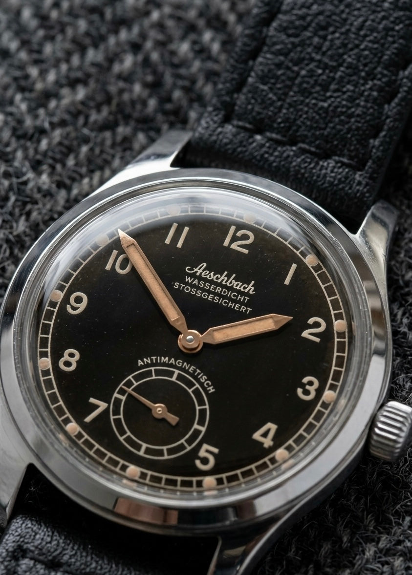 Montre de pilote Aeschbach WW2 modèle Allemagne Luftwaffe / Reichsluftfahrtministerium (RLM) avec un mouvement suisse Sellita SW216 à 24 rubis et un verre saphir bombé vintage en forme de boîte