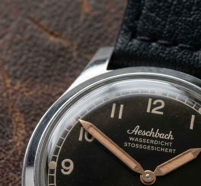 Reloj de piloto alemán Luftwaffe / Reichsluftfahrtministerium (RLM) patrón WW2 Aeschbach con movimiento automático suizo Sellita SW260 de 31 rubíes y cristal de caja vintage abovedado de zafiro