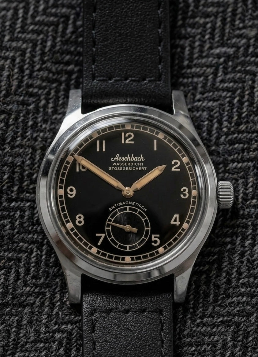 Montre de pilote Aeschbach WW2 modèle Allemagne Luftwaffe / Reichsluftfahrtministerium (RLM) avec un mouvement suisse Sellita SW216 à 24 rubis et un verre saphir bombé vintage en forme de boîte