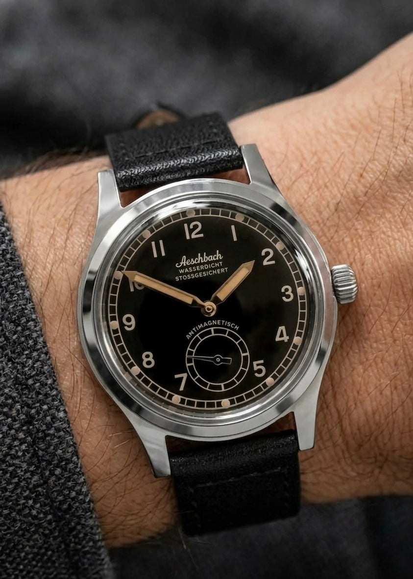 Montre de pilote Aeschbach WW2 modèle Allemagne Luftwaffe / Reichsluftfahrtministerium (RLM) avec un mouvement suisse Sellita SW216 à 24 rubis et un verre saphir bombé vintage en forme de boîte