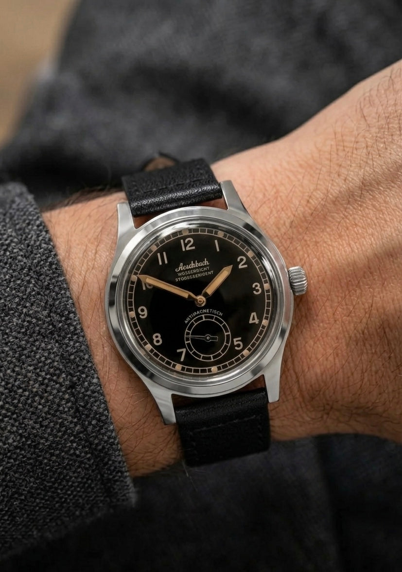 Montre de pilote Aeschbach WW2 modèle Allemagne Luftwaffe / Reichsluftfahrtministerium (RLM) avec un mouvement suisse Sellita SW216 à 24 rubis et un verre saphir bombé vintage en forme de boîte