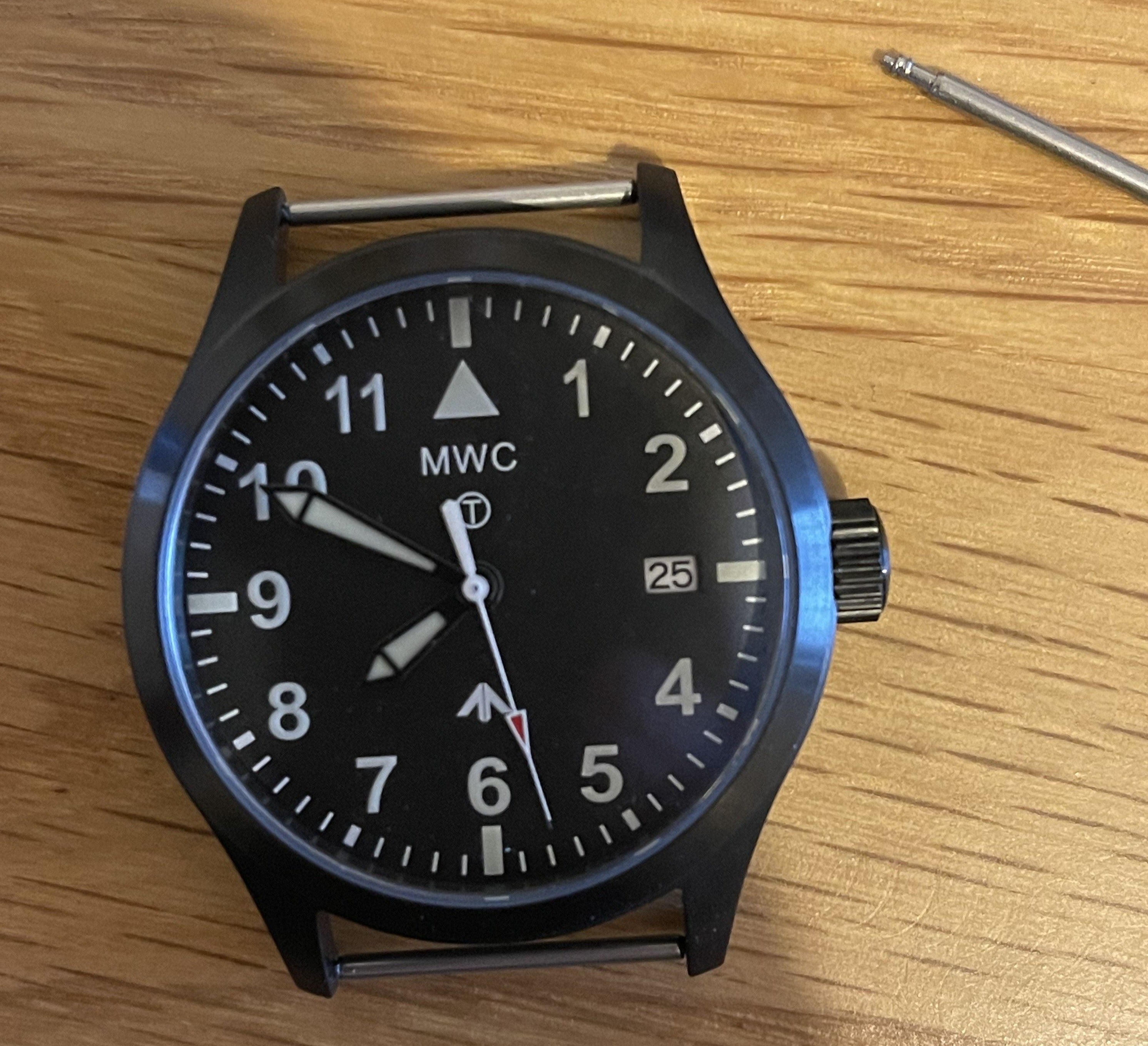 Par de pasadores de reloj diseñados para crear la apariencia de un reloj militar con barras sólidas fijas