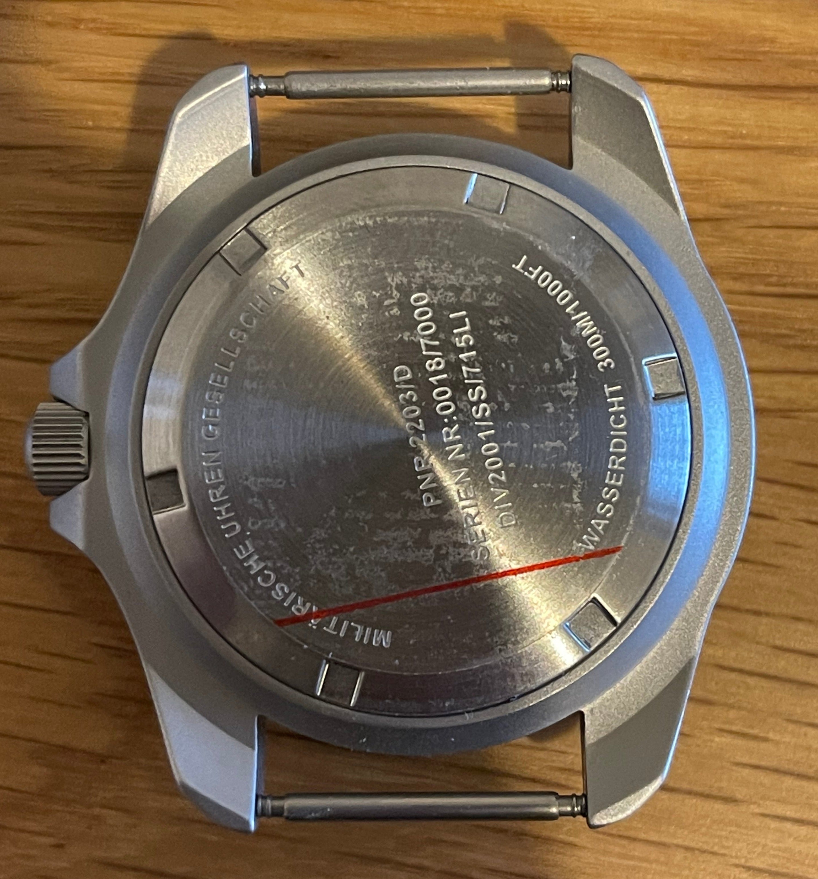 Par de pasadores de reloj diseñados para crear la apariencia de un reloj militar con barras sólidas fijas