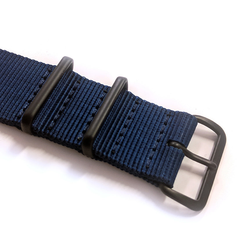Bracelet de montre NATO bleu marine 22mm avec boucles noires PVD discrètes  