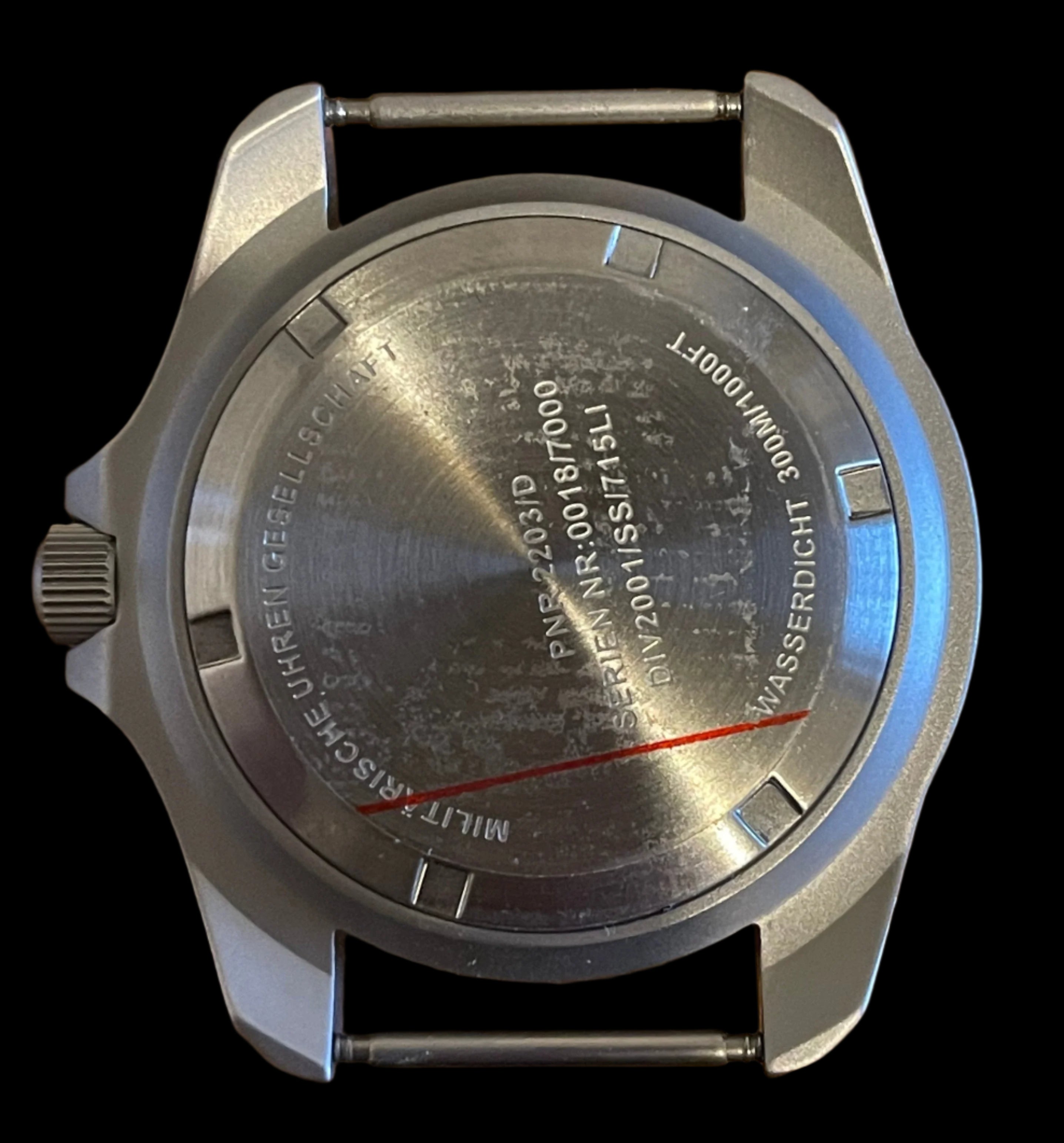 Par de pasadores de reloj diseñados para crear la apariencia de un reloj militar con barras sólidas fijas